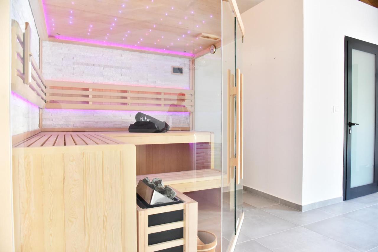 Lux Nina With Six Bedrooms, Private Pool, Sauna Willa *
